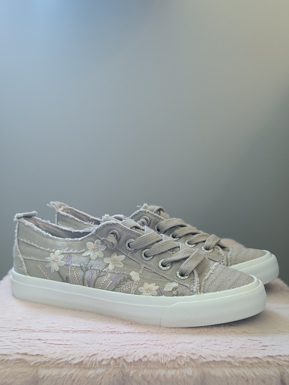 Malibu Women's Low-Top Sneakers in Light Gray with Floral Embroidery
